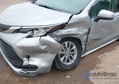 2021 Toyota Sienna Le z USA, uszkodzony, nr VIN 5TDKRKEC6MS031995